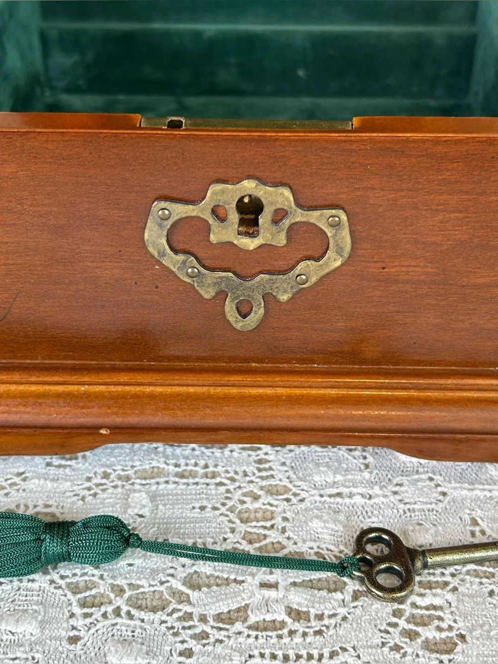 Bombay Jewelry Box locking with key, green velvet, removable tray ring holder